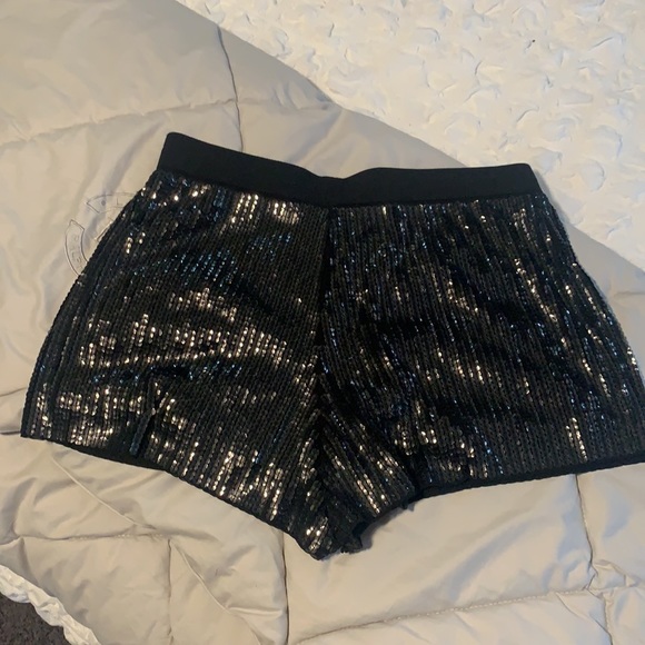 Black sequin shorts - Picture 2 of 4